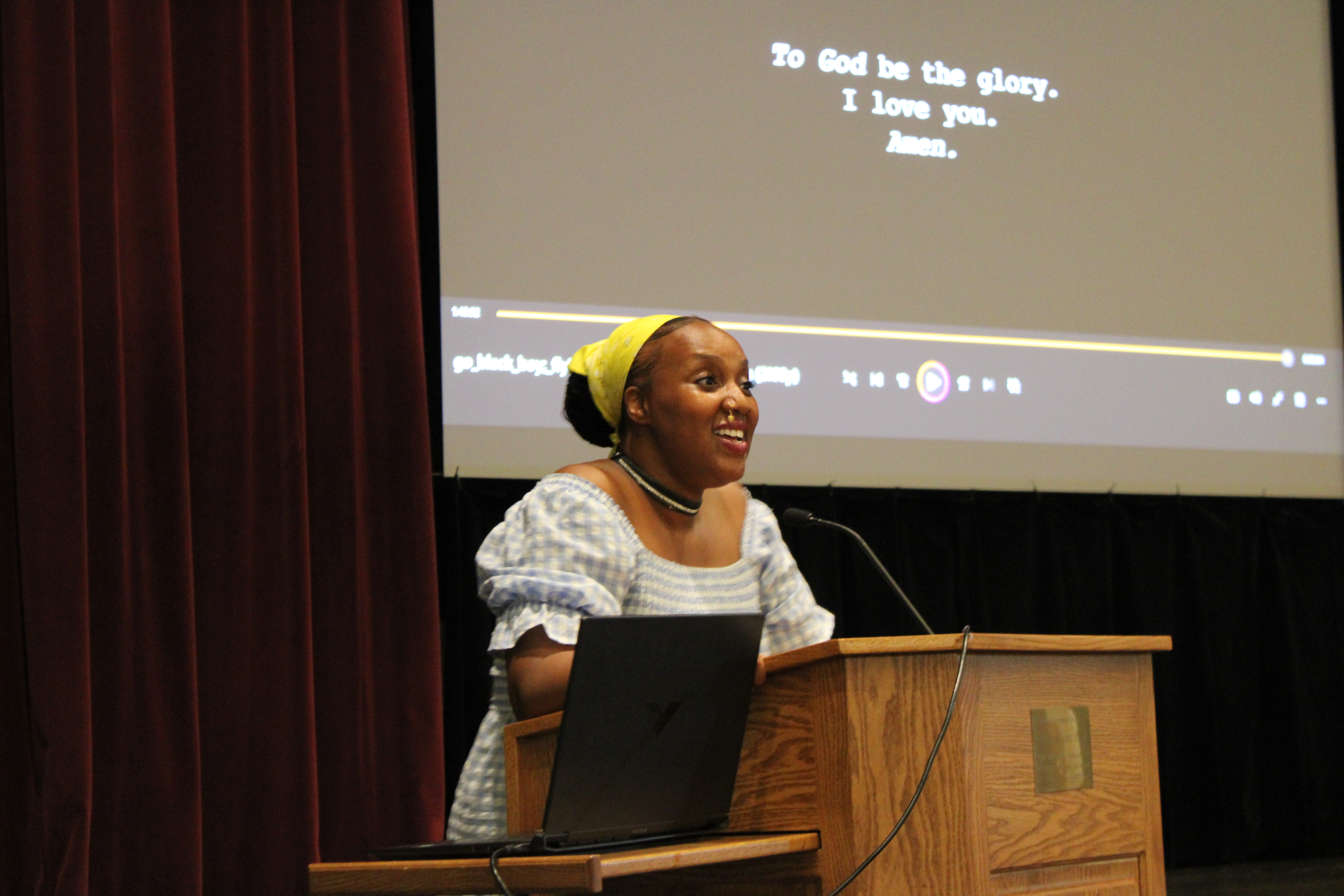 TaNisha Fordham speaking with scholars